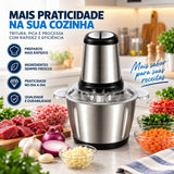 Multiprocessador na cozinha com carne, legumes e temperos